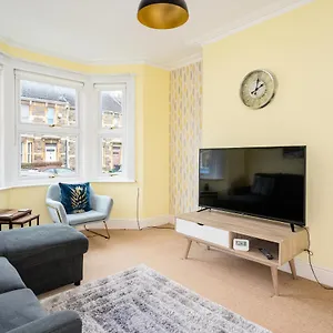  Holiday home Fantastic, Spacious 3 Bedroom House With Garden United Kingdom
